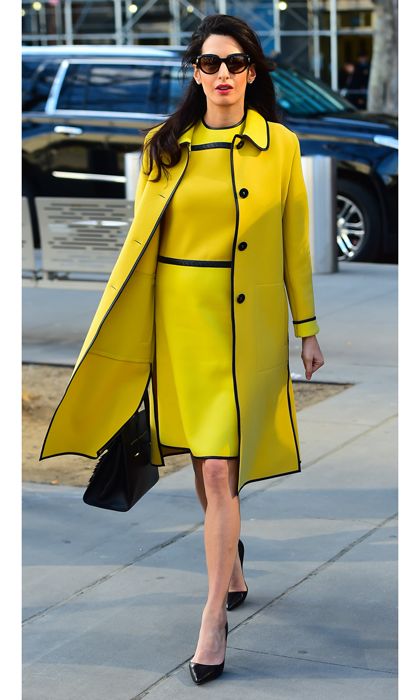 Naciones Unidas. Su intervención de marzo de 2017 como abogada de derechos humanos en la asamblea internacional fue sonada. No solo porque exigió justicia para las víctimas del ISIS, sino por este conjunto de Bottega Veneta que se convirtió instantáneamente en viral. Es un estilismo cien por cien Jackie O, con el vestido ligeramente holgado por encima de la rodilla y marcado sabor retro, a juego con un abrigo, ambos con vivos negros.