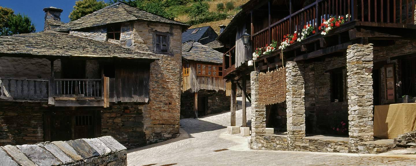Santiago de Peñalba (León): No podían faltar los icónicos pueblos de León y sus más que visitas obligatorias. Y es que la Iglesia de de Santiago de Peñalba es una de las joyas mozárabes del siglo X mejor conservadas. De hecho, el pueblo es Bien de Interés Cultural.