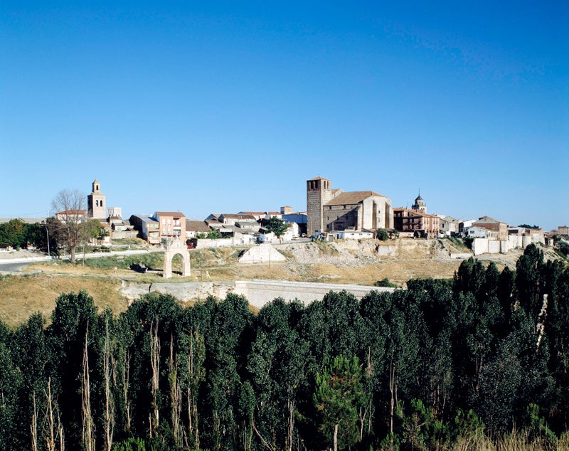 Arévalo (Ávila): Arévalo es uno de los pueblos situados al norte de Ávila entre las aguas del Río Arevalillo y el Adaja. Una de sus enclaves históricos más llamativos es la arquitectura mudéjar castellana, El castillo de Arévalo o castillo de los Zúñiga, y la Iglesia de San Martín.