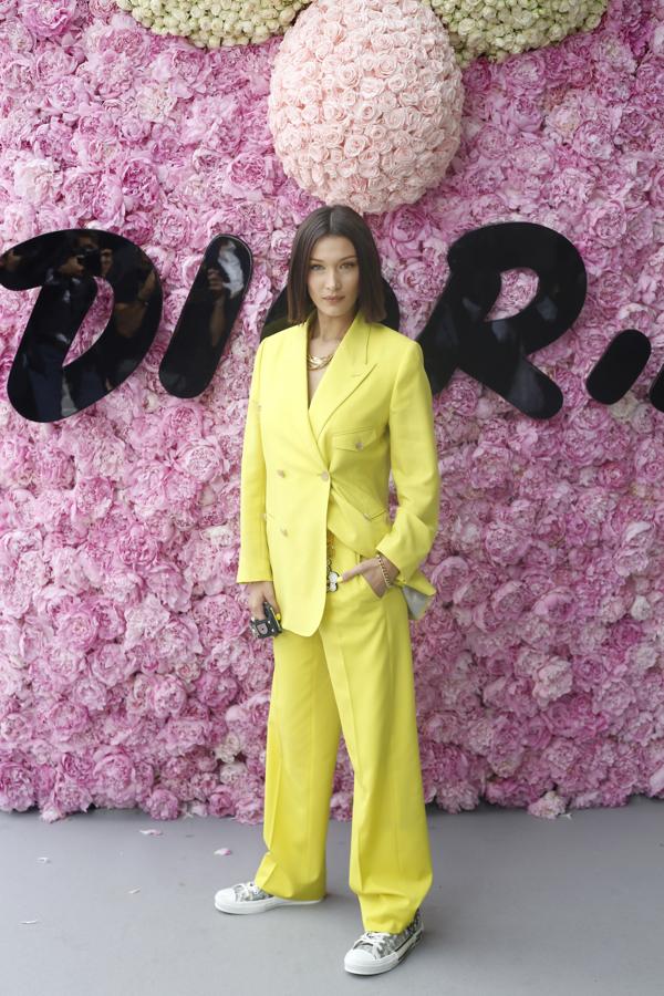 El traje fue uno de los 'outfit' estrella de las invitadas al desfile. Bella Hadid apostó por este dos piezas en amarillo que combinó con zapatillas de Dior. Las mismas que llevaba Naomi Campbell, por cierto.