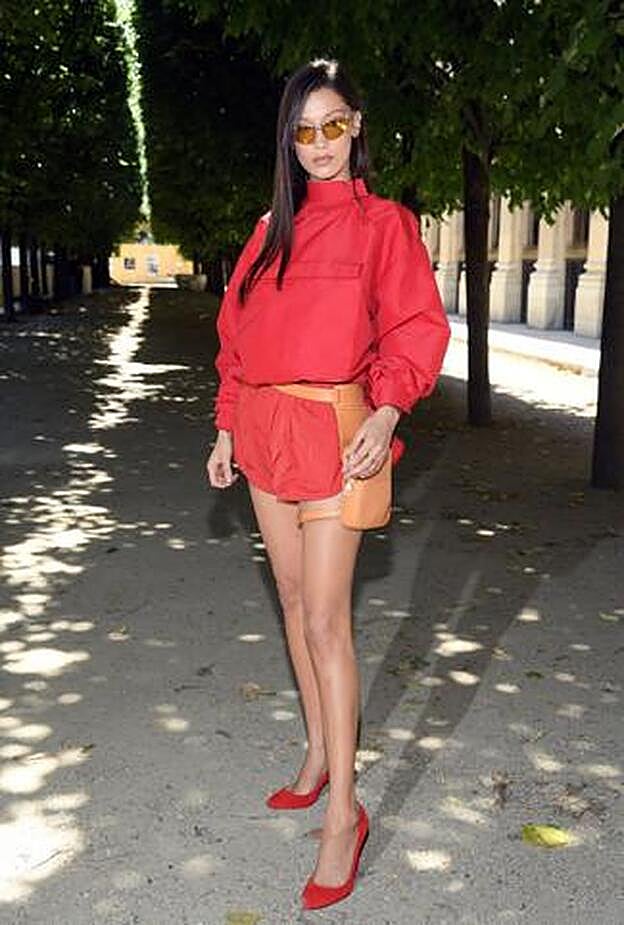 Bella Hadid, en el desfile masculino de Louis Vuitton (París) con su riñonera con liga.