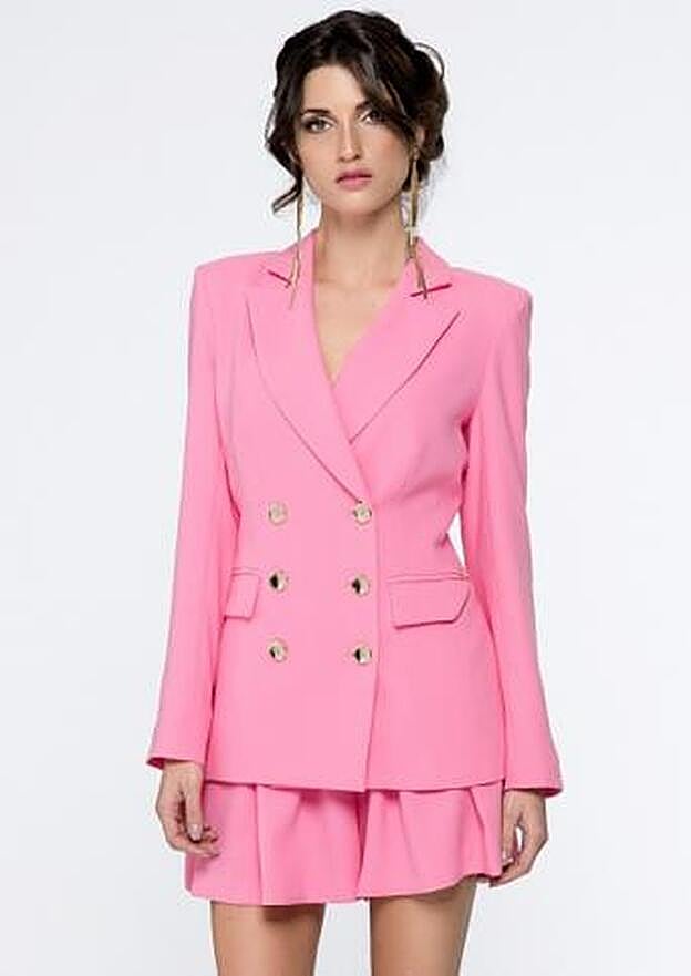 Blazer (169,90 euros) y short (69,90 euros) rosa Sahoco.
