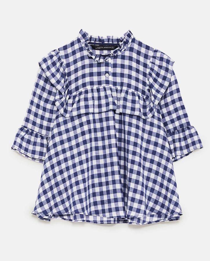 La falda que arrasa + el estampado de moda, los cuadros vichy. ¿Hay alguna combinación mejor? Lo romántico y lo brillante nunca casaron tan bien.