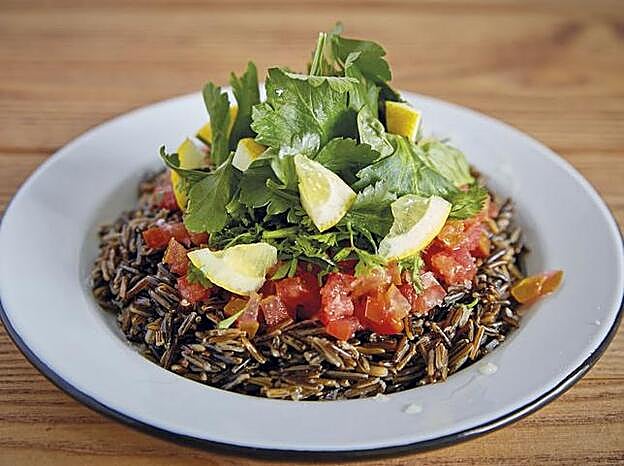 Puedes dar un toque diferente a tus ensaladas haciéndolas con arroz salvaje.