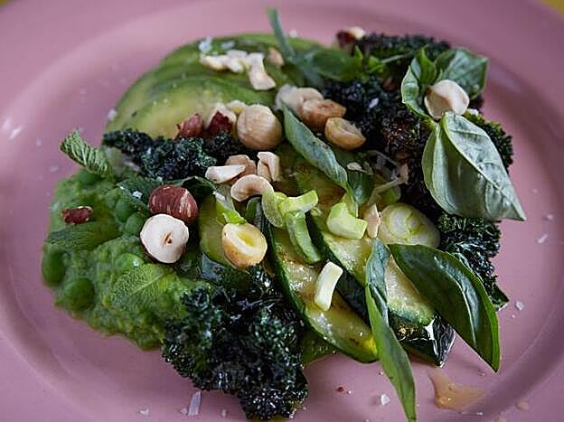 Los frutos secos son ideales para añadir a nuestras ensaladas.