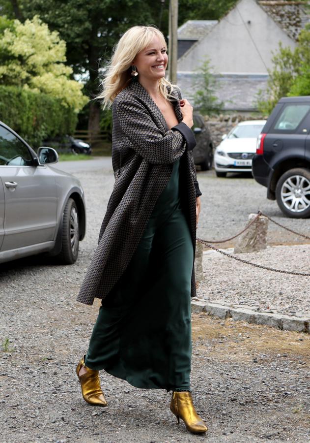 Digamos que el look de Malin Akerman es lo menos malo que vimos en cuanto a looks se refiere, en la boda de Kit Harington y Leslie Rose. Su vestido de satén verde musgo nos gusta, no queda del todo mal con ese abrigo tres cuartos de entretiempo (quizá demasiado invernal), pero los botines 'kitten heel' en dorado nos chirrían bastante.