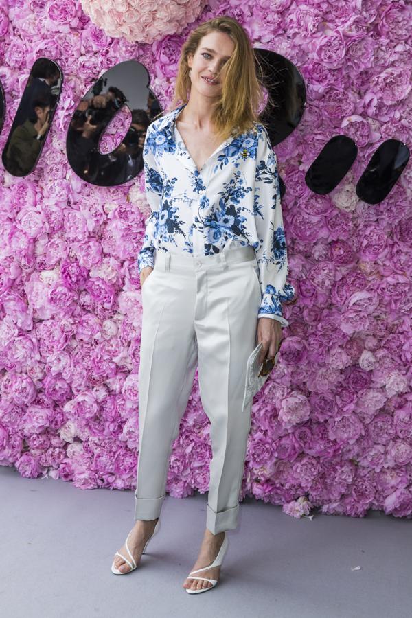 Con un sencillo look de camisa de flores y pantalón gris claro, la modelo Natalia Vodianova acudía al desfile en París. Lo hizo con su marido, el empresario de LVMH Antoine Arnault..