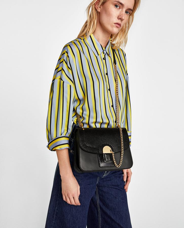 Un bolso atemporal como este no puede faltar en nuestra 'wishlist' de rebajas. Su precio actual en Zara es de 59.95 euros.