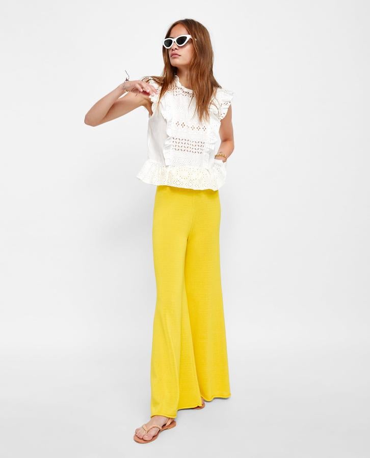 Otro top boho que nos ha conquistado, y que esperamos encontrar en las rebajas. Su precio actual en Zara es de 22.95 euros.