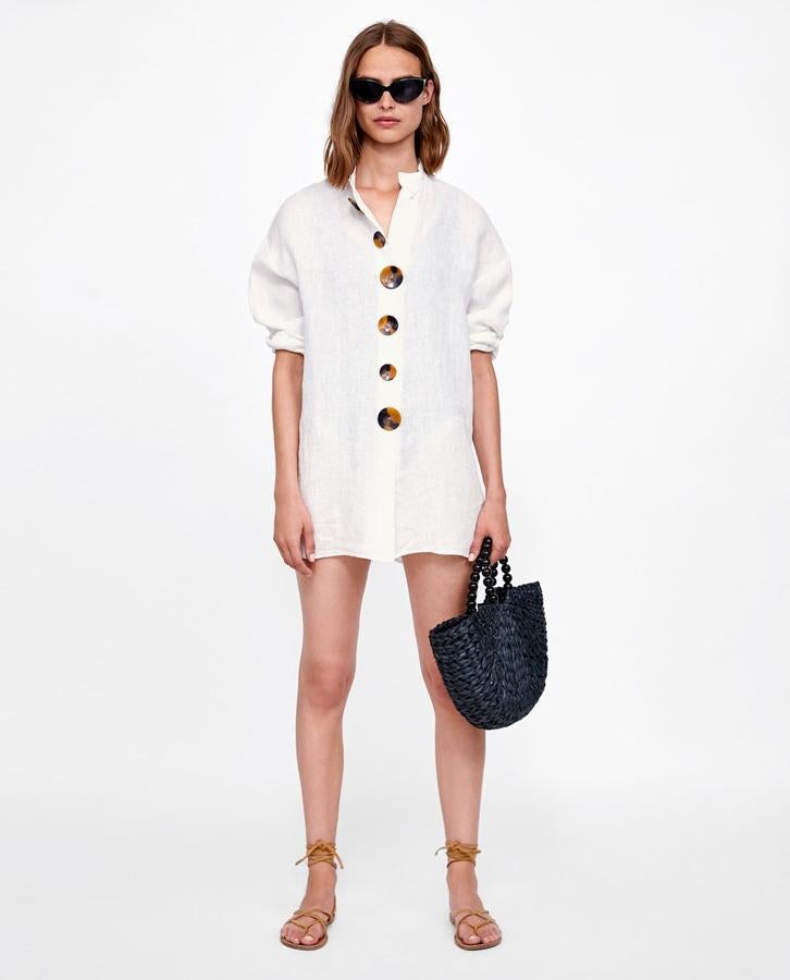 ¿Es una camisa o un mini vestido? Esta compra de Zara es de las más versátiles de la temporada, y su precio antes de rebajas es de 39.95 euros.