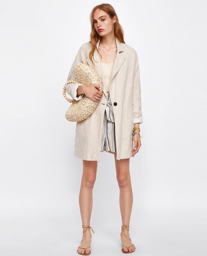 Las rebajas es un buen momento para hacer acopio de básicos a buen precio, como esta chaqueta de lino, que ahora cuesta 49.95 euros.