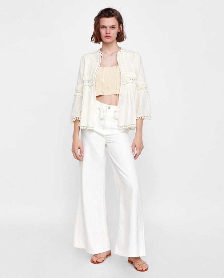 Nos encanta el aire boho de esta chaqueta blanca con abalorios, que tiene un precio de 49.95 euros antes de que comiencen las rebajas de verano de Zara.