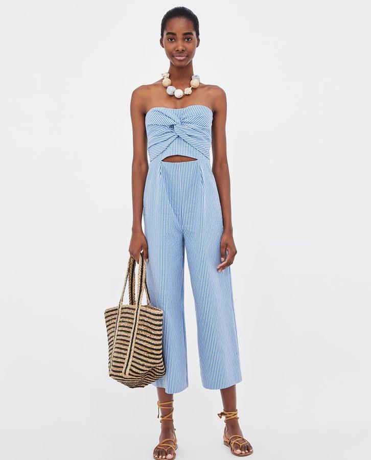 Con escote palabra de honor, detalle de nudo en el cuerpo y pantalones culotte. ¿Puede ser más perfecto este mono de rayas? Su precio en Zara antes de las rebajas de verano es de 39.95 euros.