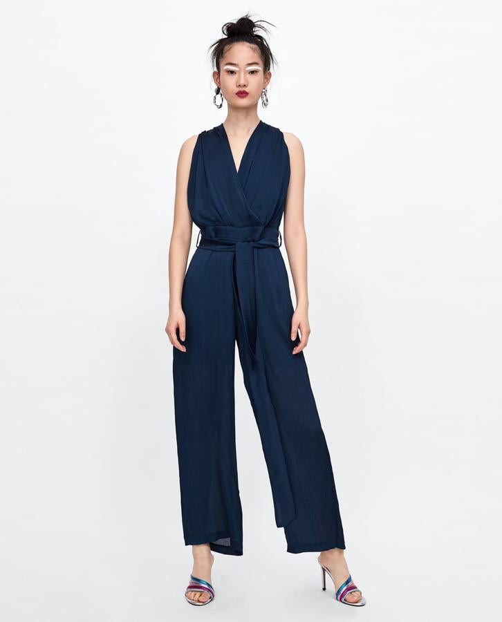 Perfecto para una boda de noche, este mono azul marino tiene un precio, antes de las rebajas de verano de Zara, de 49.95 euros.