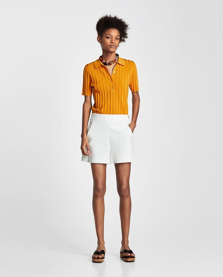 Minimalistas y súper favorecedoras, estas bermudas blancas de Zara cuestan, antes de rebajas, 25.95 euros.