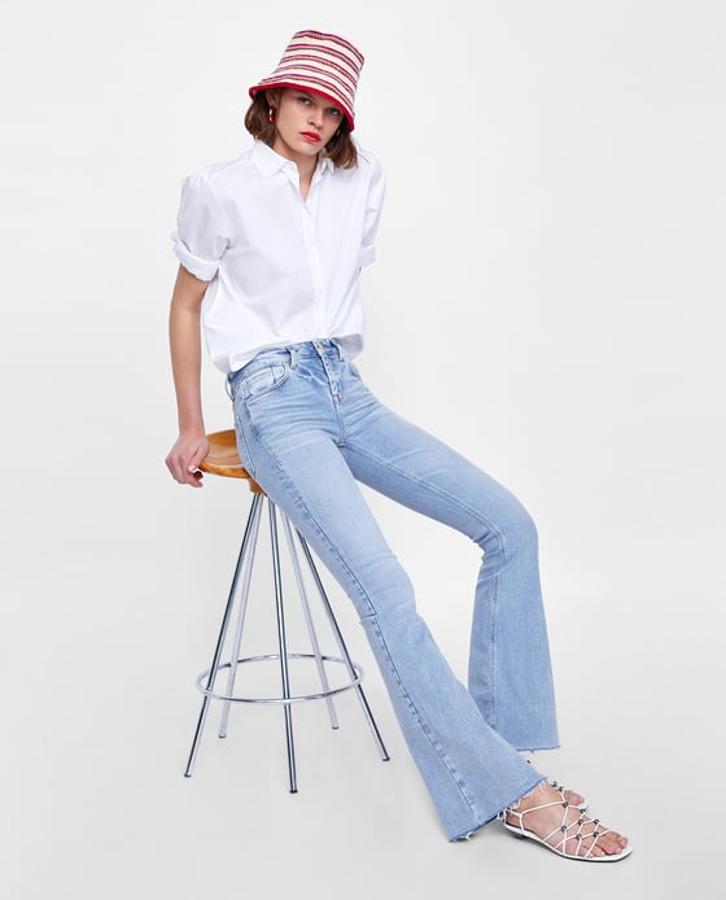 Y estos 'flare jeans' serán perfectos para llevar con cuñas, pero también con sandalia plana. Su precio antes de las rebajas es de 25.95 euros.