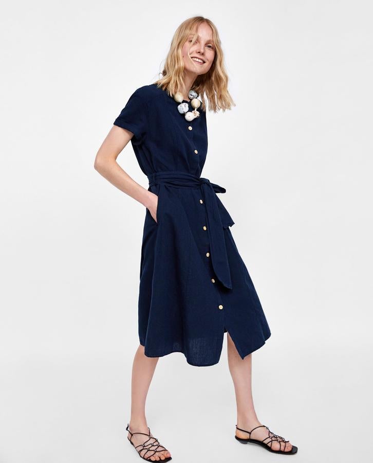 Y este vestido de lino azul marino con botones es un básico que no vamos a dejar escapar en las rebajas online de Zara. Su precio, antes de los descuentos, es de 29.95 euros.