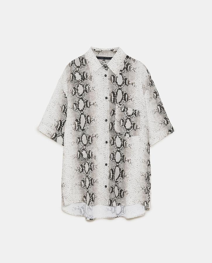 Con camisa de print animal.