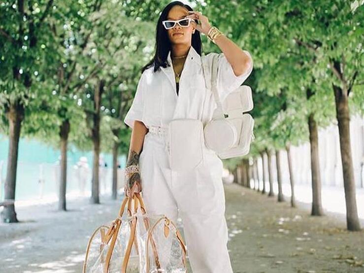 Fotos: Blanca y radiante va Rihanna (y tú si quieres también)