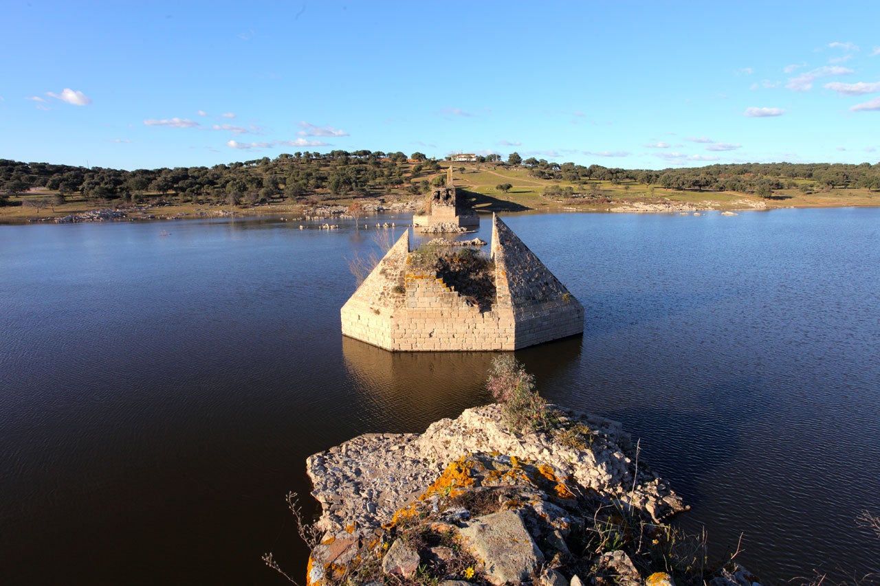 Olivenza (Badajoz): Olivenza es uno de los pueblos fronterizos de Badajoz y Portugal en el que no te puedes perder su recinto amurallado, la Iglesia de Santa María Magdalena, la Iglesia de Santa María del Castillo o el Palacio de los Duques de Cadaval. Es muy conocido especialmente por su producción agrícola y ganadera. Y además de lo mágico del paisaje, se sigue conservando por algunos de sus habitantes el dialecto local influido por la lengua portuguesa debido a su cercanía con Portugal.