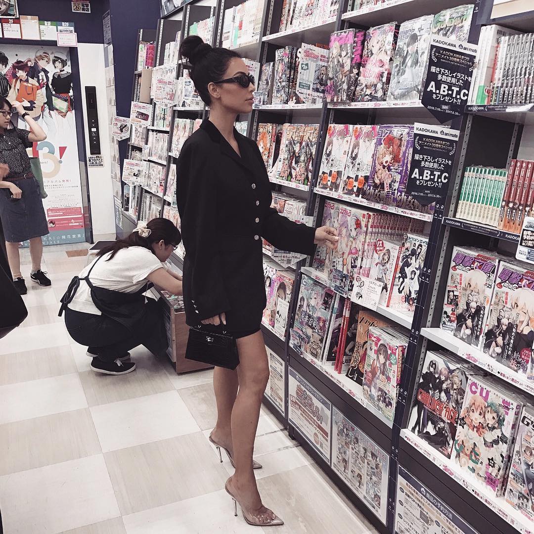 En febrero, Kim Kardashian viajó a Tokio con la maleta llena de estilismos, entre ellos este, uno de sus favoritos por permitirle recurrir a sus amados pantalones ciclistas.