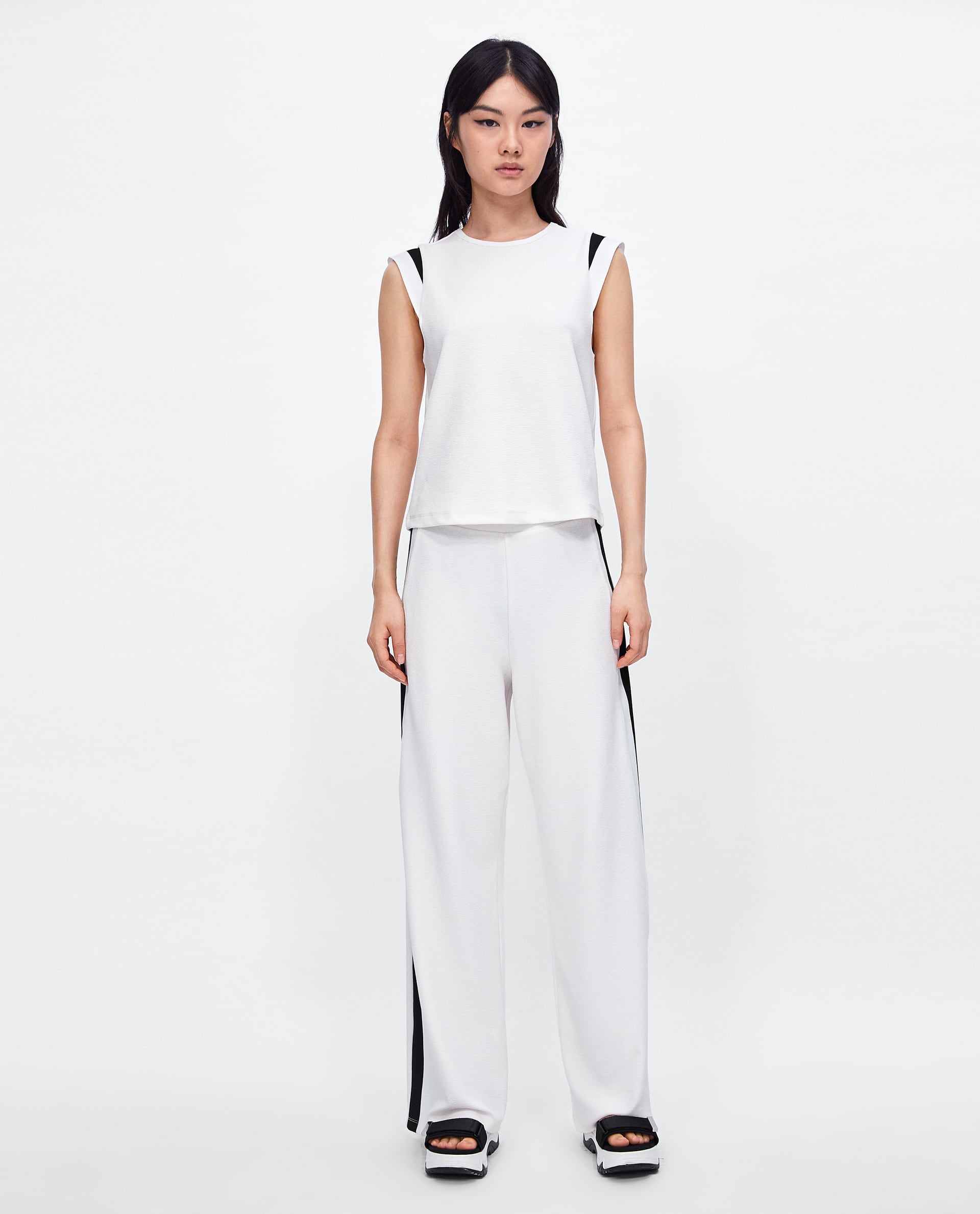 Pantalón con una banda negra lateral y cintura elástica (19,95€).