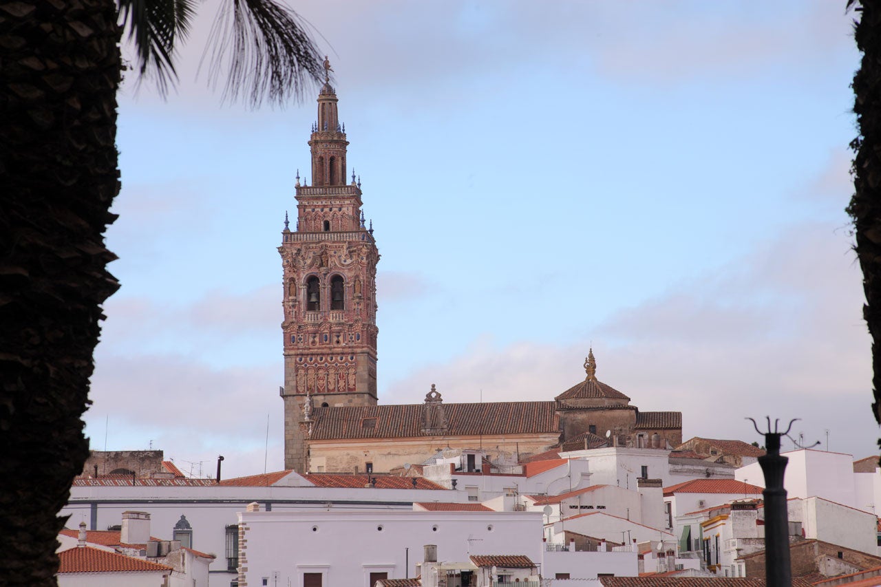 Jerez de los Caballeros (Badajoz): Jerez de los Caballeros es otro de los pueblos de Extremadura que no te puedes perder. Sus casitas blancas coronadas por una fortaleza y 4 torres harán un conjunto espectacular que representa uno de los mejores referentes del barroco de Extremadura. De los sitios que no te puedes perder está la fortaleza, las iglesias de Santa María de la Encarnación, de San Miguel o de San Bartolomé, y el convento de San Agustín.
