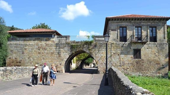 Cartes: Cartes es uno de los pueblitos medievales de Cantabria mejor conservados. En él, deberás visitar la Casona de los Quijano, el Puente del siglo XVIII y la Iglesia de Santa María de Yermo, del siglo XIII. Además, está muy cerca de Torrelavega que es un punto turístico muy fuerte en Cantabria.