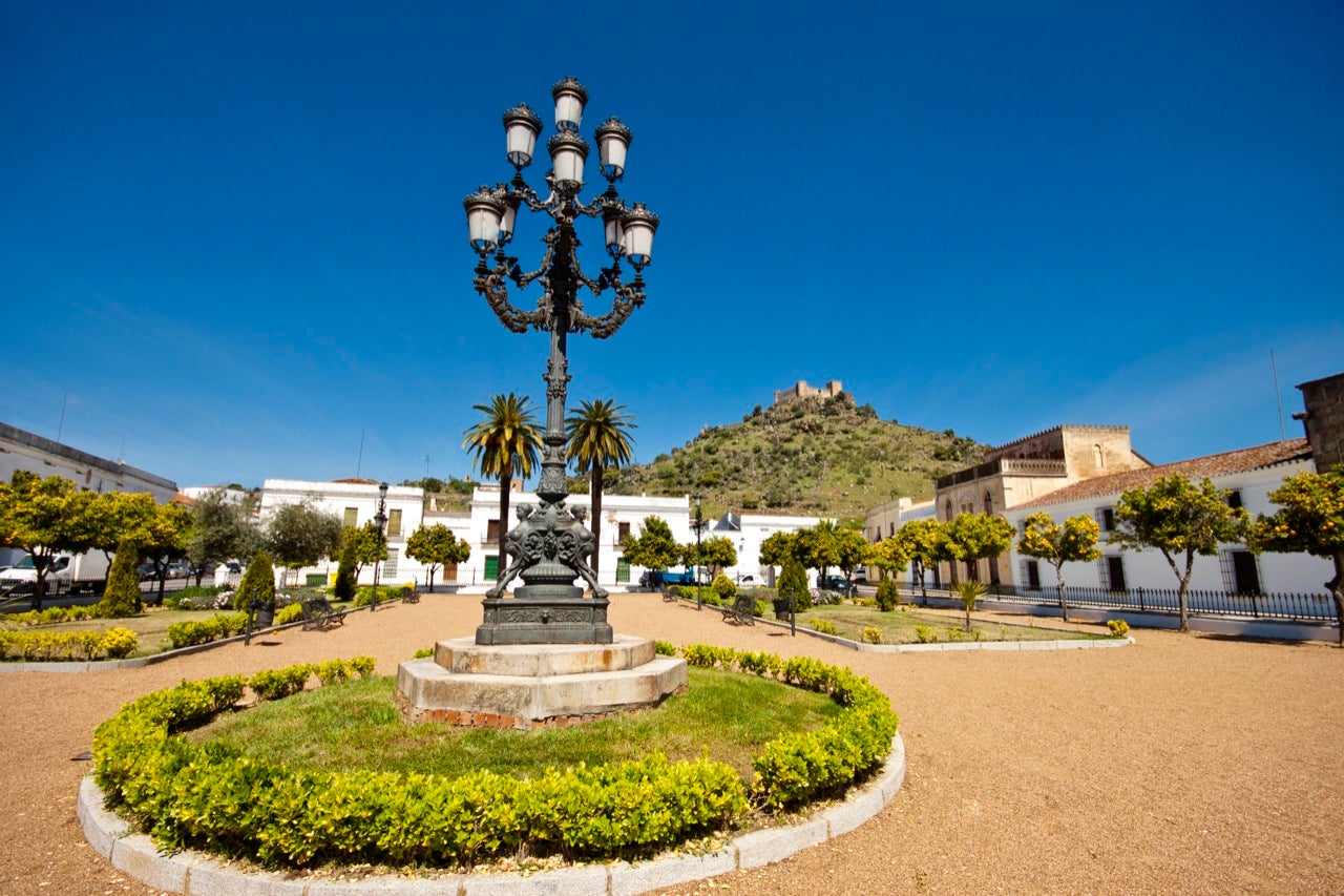 Burguillos del Cerro (Badajoz): Al sur de Extremadura encontramos Burguillos del Cerro. ¡El color blanco predomina! Además de sus hermosas casas blancas, sus patios y plazas, está un antiguo castillo del siglo XIII sobre un cerro, las cruces y la antigua Iglesia de Juan Bautista y la Casa del Corregidor y Cárcel Real entre los puntos de mayor interés.
