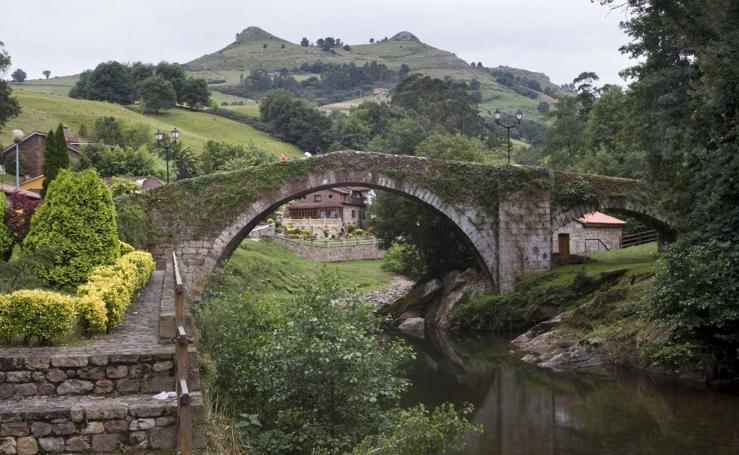 Liérganes: Liérganes, conjunto histórico desde 1978, es muy conocido por estar cerca del parque natural de Cabárceno. En Liérganes podrás visitar el Palacio de Rañada, la Iglesia de San Sebastián y el Museo Palacio de Elsedo que tiene obras de artistas tan importantes como Eduardo Chillidos, Pablo Serrano o Miguel Berrocal.