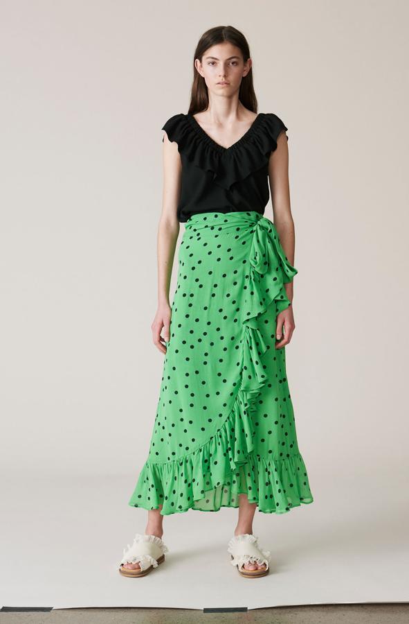 Es la falda que define a la marca este verano 2018 y nuestra prenda favorita (199 €). El año pasado fueron los lunares en blanco y negro; esta vez, le han dado una inyección de color verde.