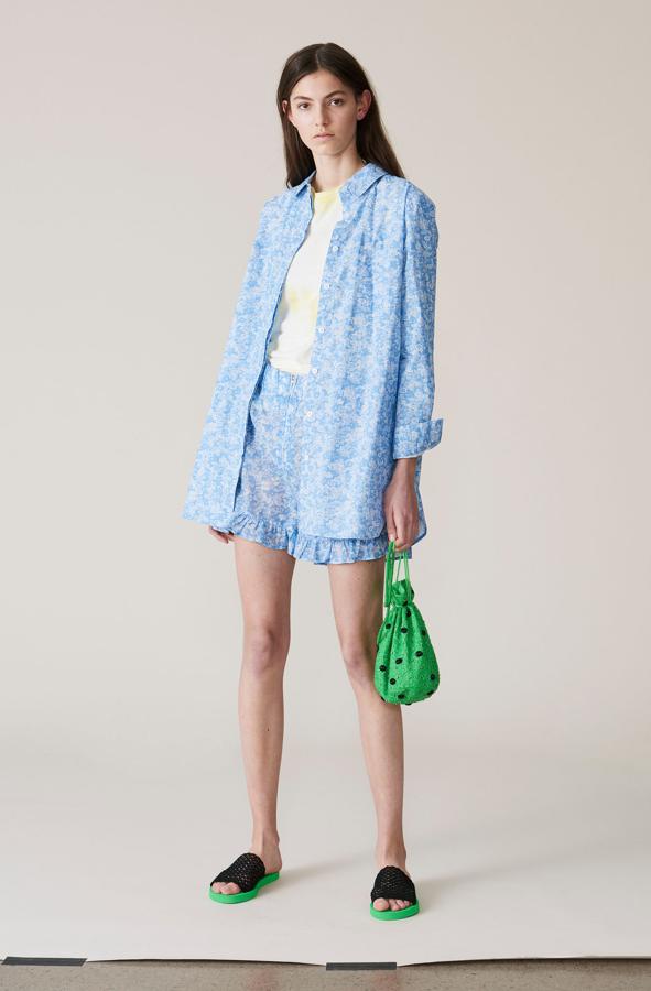 Es habitual encontrar en sus diseños un toque naíf que, en este conjunto pijamero, es más que evidente.