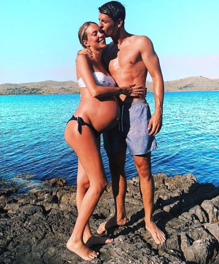 La pareja se encuentra en la recta final del embarazo y pronto tendrán entre sus brazos a los dos niños que vienen en camino. Los nombres elegidos por la modelo y el futbolista han sido Alessandro y Leonardo.