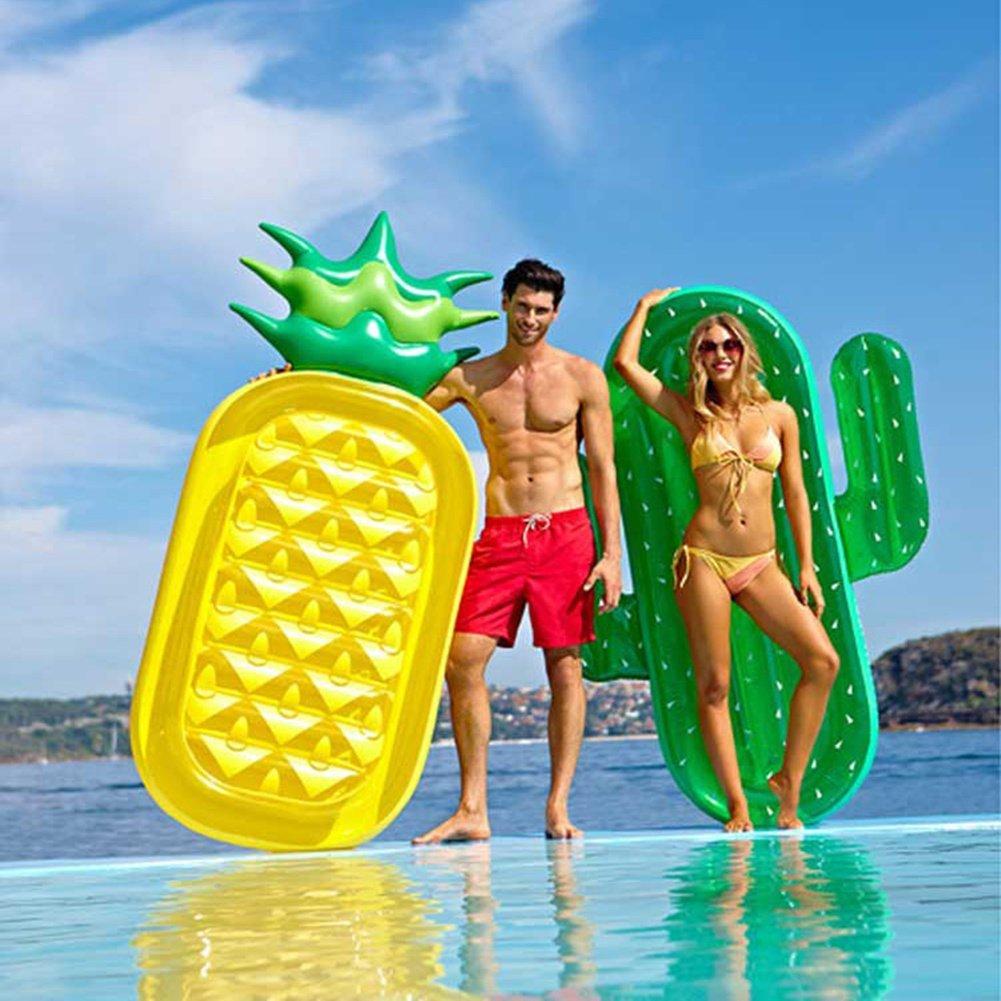 ¿Quieres las fotos en pareja más molonas de la piscina? Pues inspírate en esta, con un flotador de piña y otro de cáctus. Precio: 27.99 euros.