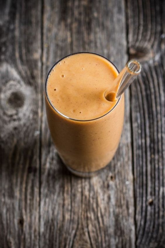 Este batido hace milagros por dos razones: la cúrcuma y el jengibre. Son antiinflmatorios naturales, combaten enfermedades respiratorias, algunos tipos de cáncer, alivian la artritis, los problemas estomacales, etcétera, etcétera... Mezcla estos dos ingredientes con leche de coco, plátano y canela para su elaboración.