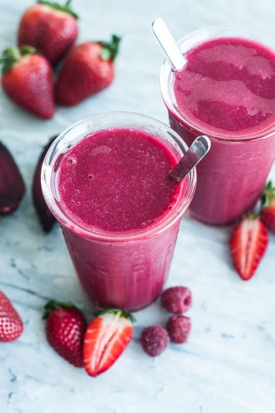 El gingko biloba es lo especial de este batido. Se trata de un árbol medicinal de cuyas hojas de extrae el gingko. Es uno de los mejores remedios caseros para mejorar la circulación de tus piernas y te aseguramos que sus beneficios son múltiples (mejora la memoria y la visión, previene el envejecimiento prematuro...) Mezcla el extracto con frutos rojos que potenciarán este batido antioxidante.