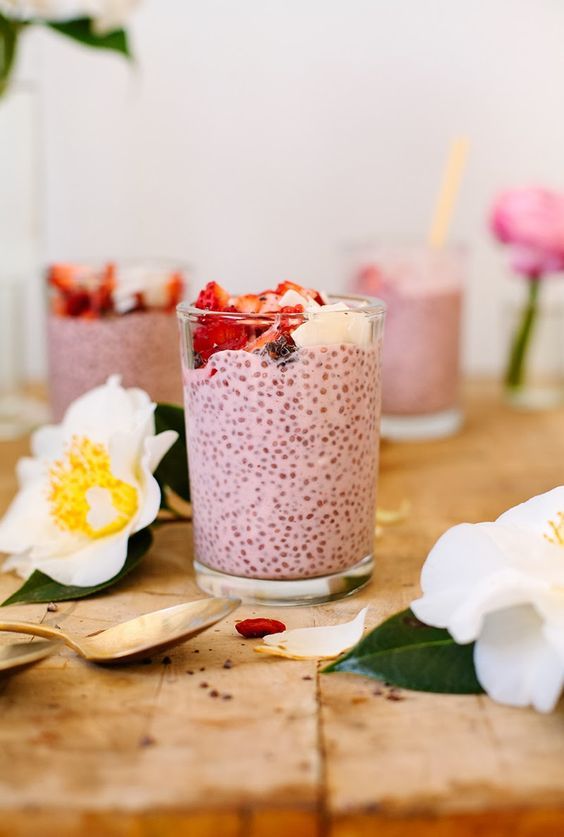 Las semillas de chía son un superalimento ideal para introducir en los batidos. Contienen una gran cantidad de fibra, calcio, proteínas y ácidos grasos omega 3. Los ingredientes pueden variar, pero este en particular lleva bebida de almendras, fresas y chía.