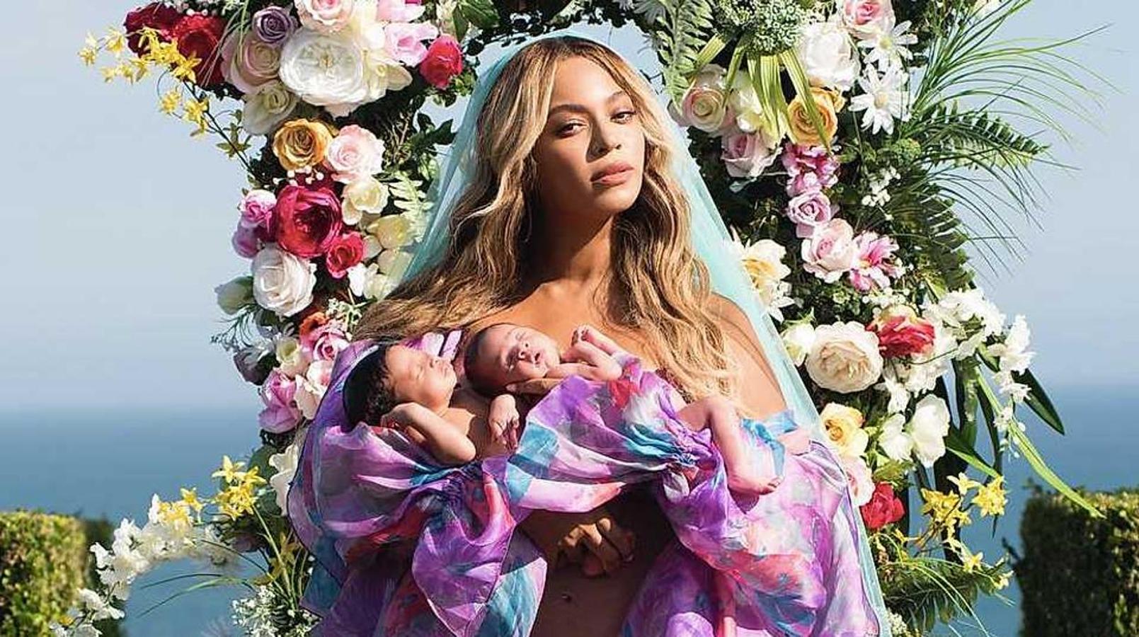 La cantante inauguró su gira mundial con una imagen de los pequeños, Sir Carter y Rumi, cuando acababan de cumplir un año de vida.