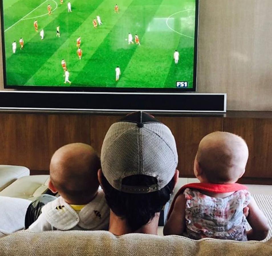 La pareja sorprendió al mundo entero con el nacimiento de sus mellizos Nicholas y Lucy, que llegaron al mundo en diciembre de 2017. Nadie supo que la extenista estaba embaraza e incluso se llegó a dudar de que hubiesen sido fruto de un vientre de alquiler, algo que ella negó sutilmente.