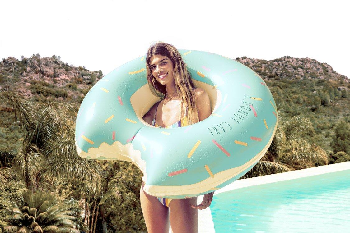 A nosotras sí nos importa (por el 'I donut care' del mensaje) tener este flotador en forma de 'donut' y subir una foto con él a Instagram comiéndonos el verano. Precio: 29 euros.