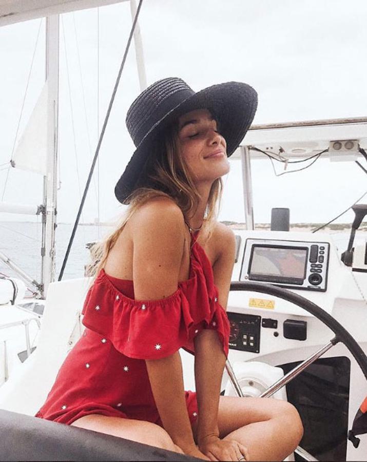 María Pombo perfecta con este mini vestido rojo con estampado de estrellas y hombros descubiertos de Dulceida shop.