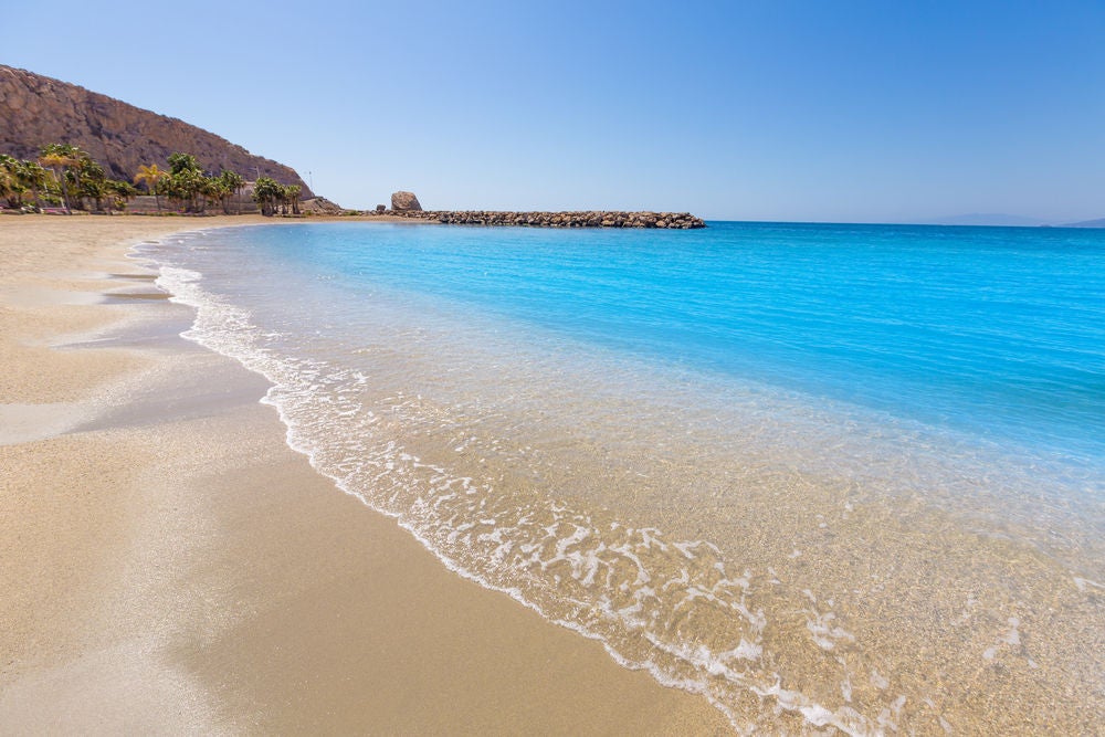 Volvemos al municipio de Águilas y encontramos la playa de Poniente. Una playa que cuenta con todos los servicios necesarios para pasar un día de playa completo con la familia, los amigos o tu pareja.