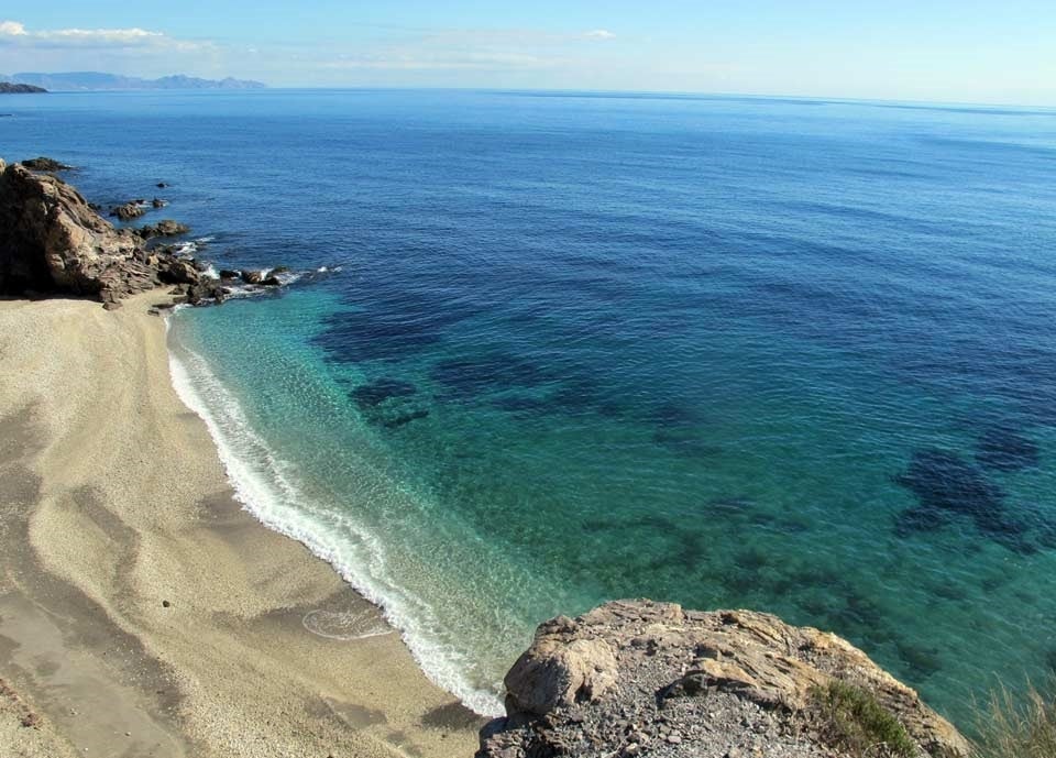 Prepara las provisiones en una mochila porque si visitas la playa la Junquera, en Lorca (Murcia) las vas a necesitar. Se trata de una playa virgen, salvaje, solitaria y de difícil acceso pero merece MUCHO la pena. Solo te adelantamos que se encuentra dentro del precioso Parque Regional Puntas de Calnegre, un espacio protegido y absolutamente idílico.