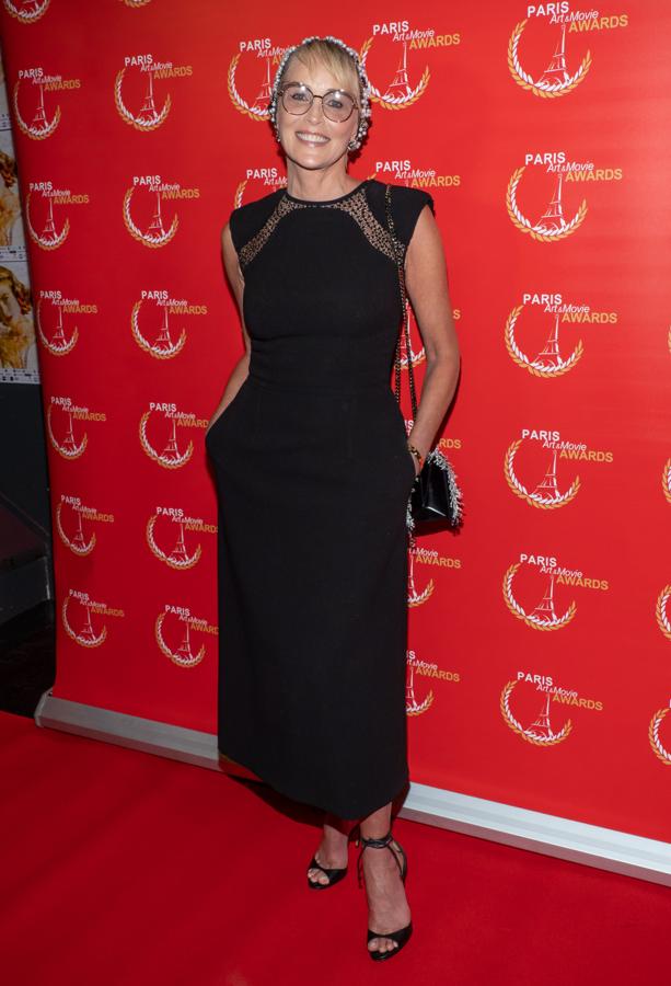 Para presentar el documental 'An Undeniable Voice' en los Paris Art and Movie Awards, Sharon Stone apostó todo al negro y derrochó sofisticación con este impecable look y grandes dosis de experiencia a la hora de posar frente a las cámaras.
