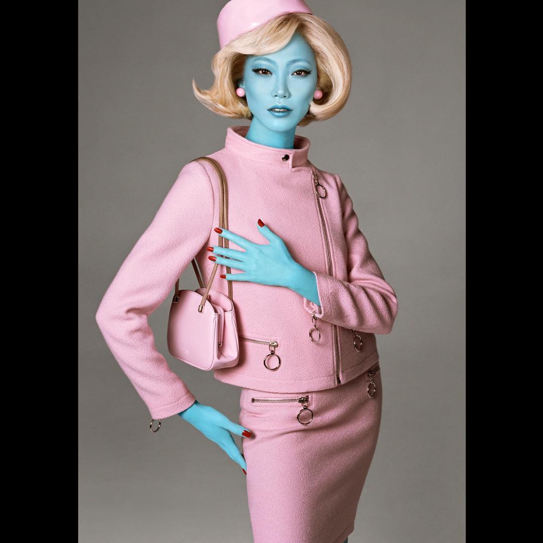 O a la top Sooj Mooj, de un tremendo azul... Sin embargo, el fondo de la campaña de Moschino no es nada chistosa, al contrario. Como explica Jeremy Scott en su perfil de Instagram, trata de poner encima de la mesa la consideración que tantas personas tienen por parte de las administraciones en las fronteras, donde el color de piel puede relegarle a uno al tratamiento de extraterrestre ilegal. Desde luego, no imaginamos que nadie pueda pala top Sooj Mooj pintada de este tremendo azul.