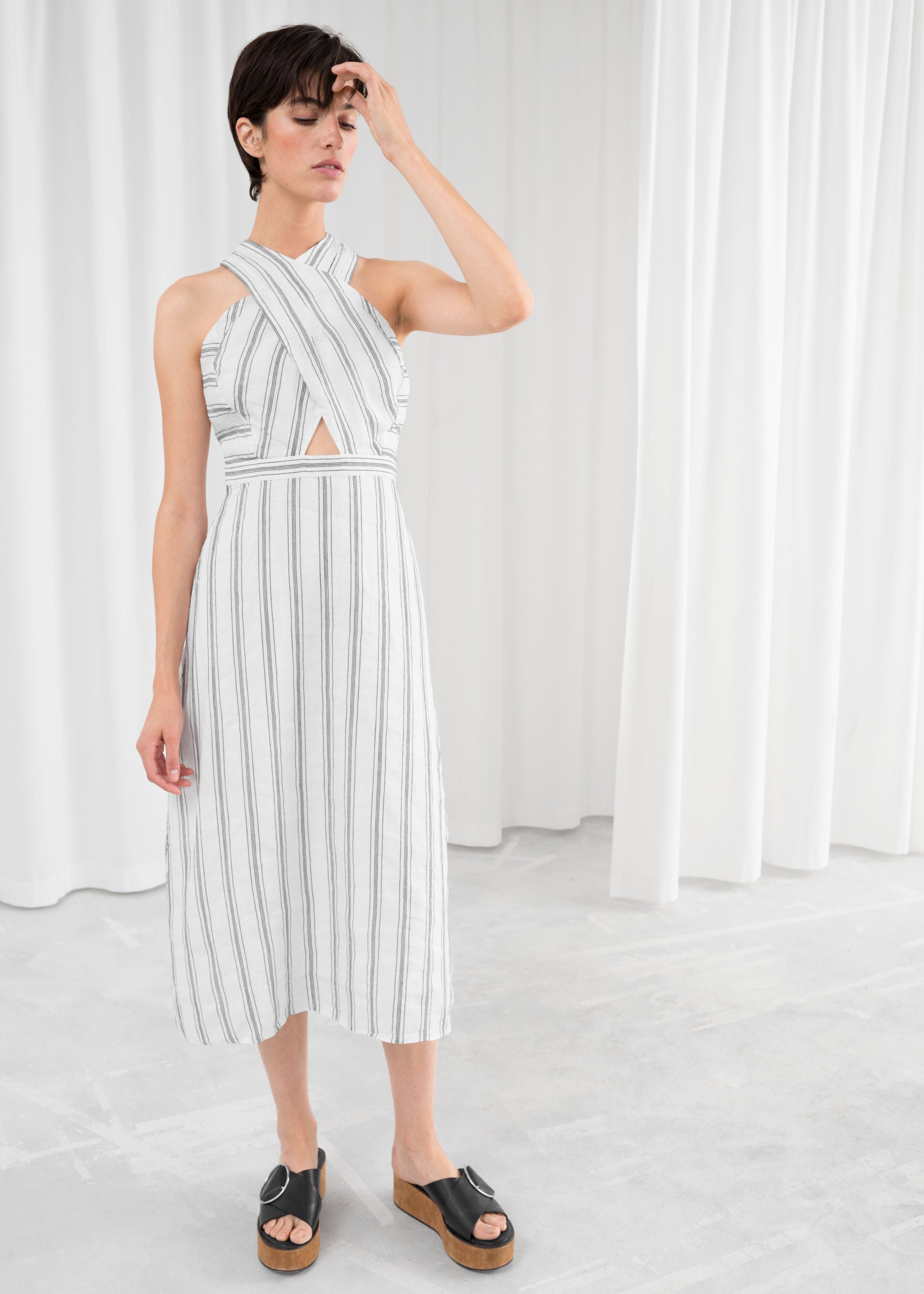 Sin botones, pero con un precioso escote cruzado. Precio: 89€. Dónde: & Other Stories.