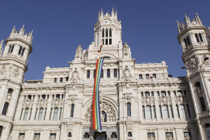 Madrid es considerada como una de las capitales gays del mundo. Cada año, la ciudad recibe millones de personas para celebrar el Orgullo Gay, uno de los eventos más importantes del año para la capital.