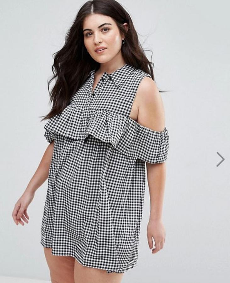 Vestido con estampado de cuadros vichy, hombros descubiertos y con detalle de volante de la firma AX Paris Plus, 19,99 euros.