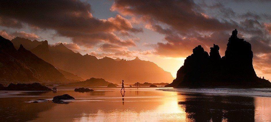 Un total de siete islas conforman Canarias, donde encontraremos algunas de las mejores playas de España. Arenas de color negro, pedruscos en tono rojizo, dunas infinitas, calas vírgenes e intactas y aguas cristalinas. Estas son solo alguna de las características que podemos encontrar en  las playas que hemos seleccionado para ti y tu viaje a las Islas Canarias ¡en cualquier época del año!