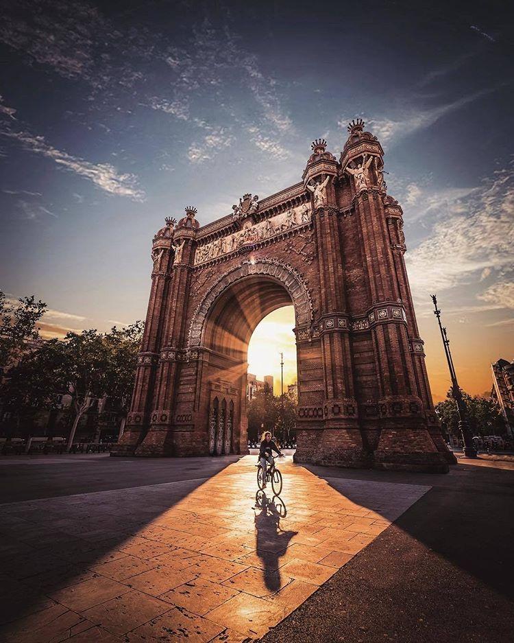 Barcelona no solo es una de las cuidades más bonitas y cosmopólitas de España, también es una de las más sostenibles y modernas. Por eso, la Ciudad Condal ha hecho una fuerte apuesta en los últimos años por incorporar el transporte sobre dos ruedas al estilo de vida de sus habitantes y, por supuesto, visitantes. La estructura de la ciudad, llana y articulada en amplias arterias en forma de cuadrícula (el famosos Eixample), facilita descubrir en bici la ciudad de forma cómoda y segura.  Pero no es la única ciudad 'bike friendly' que deberías visitar esta primavera...